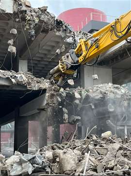 Epiroc CC 1600U mounted on an excavator in operation 