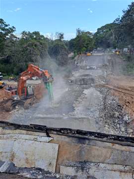 A Hitachi 470LCR-5G with the OilQuick system demolishing a bridge structure under shutdown conditions