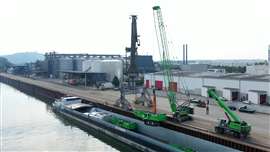 Safe loading: The machines are lifted precisely onto the barge using a tandem lift