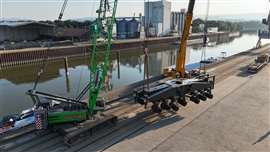 The 107-tonne undercarriage of a 9300 E port crane being loaded onto the barge. 