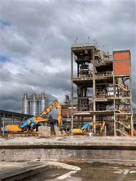 A demolition excavator at work on the Braskem Plant located in Triunfo, Brazil