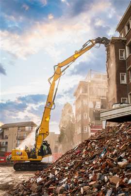 Cat 330 UHD in operation, working at height